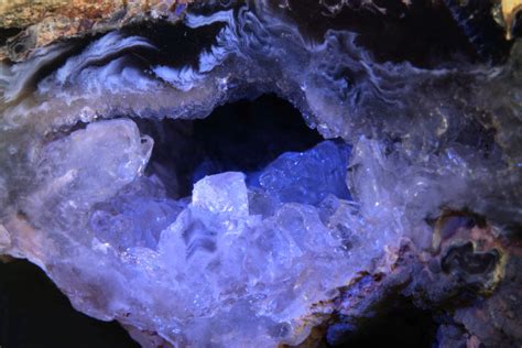 Crystal Cave Yansımaların Dans Ettiği Huzurlu Bir Meditasyon Alanı Sunuyor